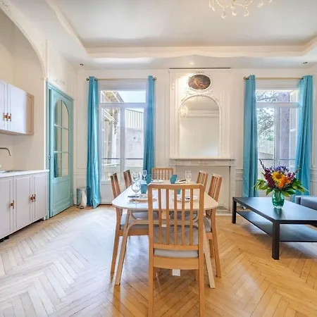Monique Chic-free Parking Nice